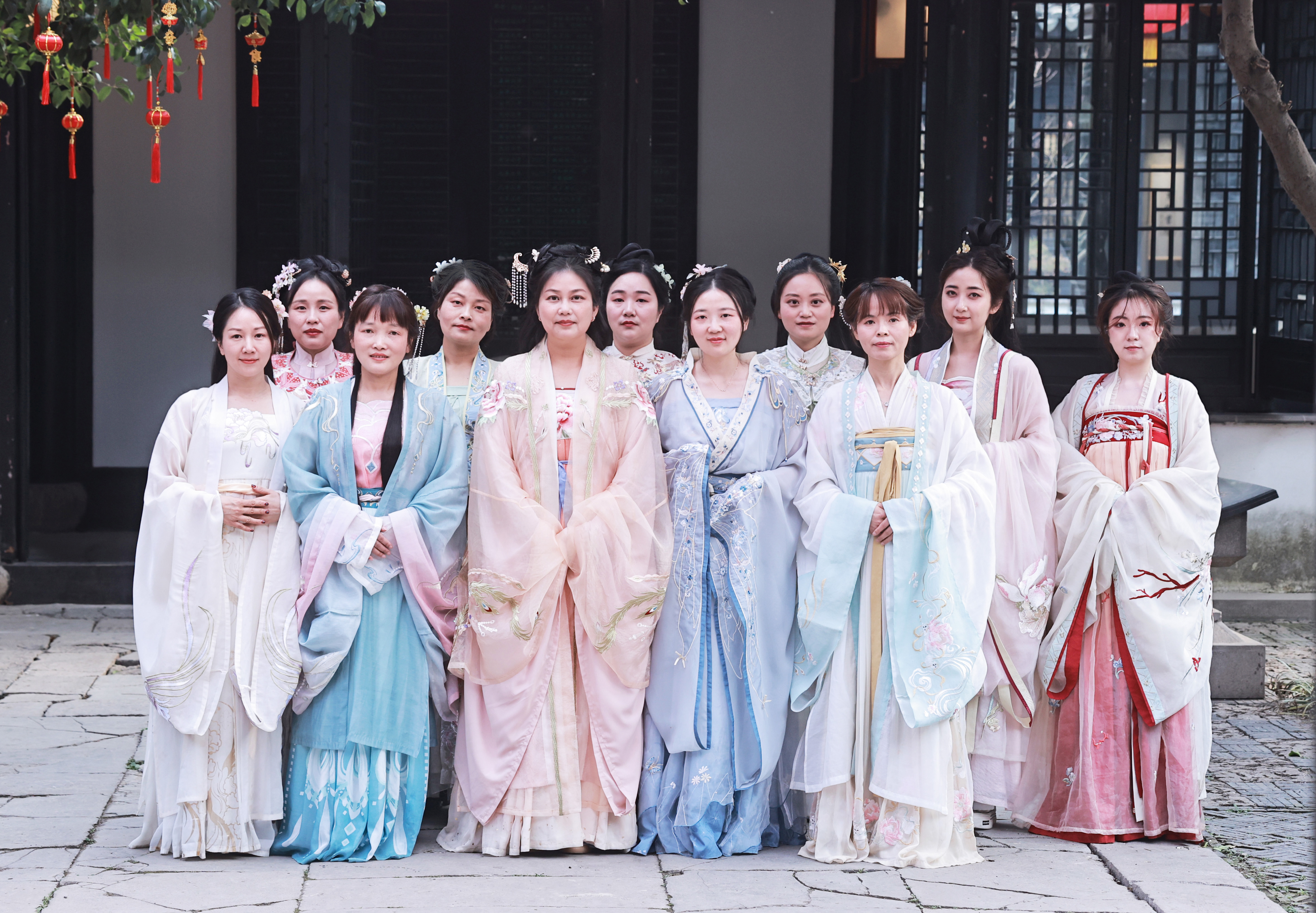 三八妇女节丨汉服游园，，，，，书香拾趣，，，，，致敬奋斗的妳！
